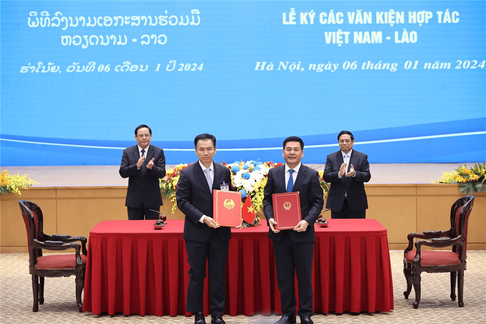 Dấu mốc mới trong phát triển hạ tầng thương mại biên giới Việt Nam - Lào